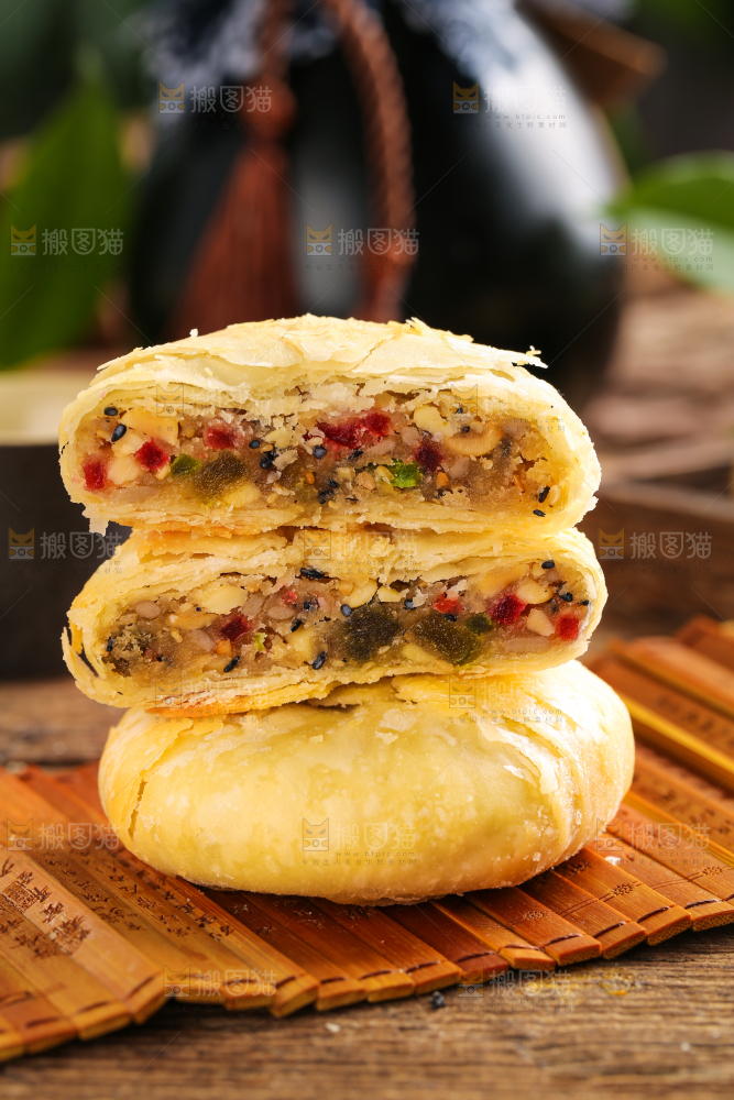 竹底上摆放着酥式月饼
