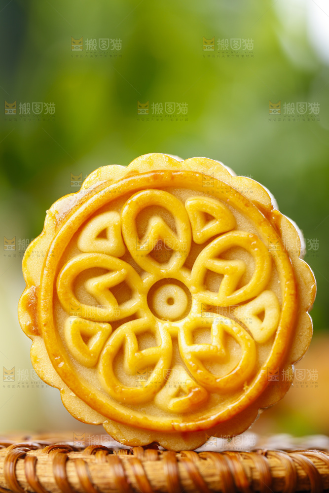 浅底上放着广式月饼