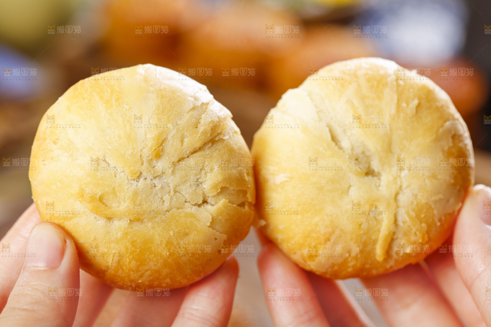 手里拿着五仁月饼