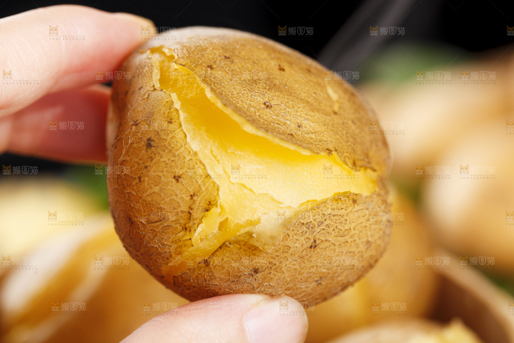 木底上放着小土豆