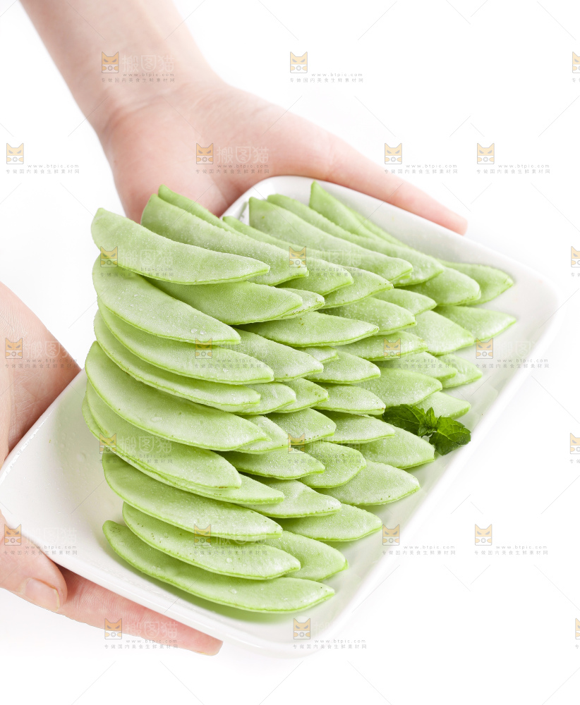 手里拿着一碟扁豆角