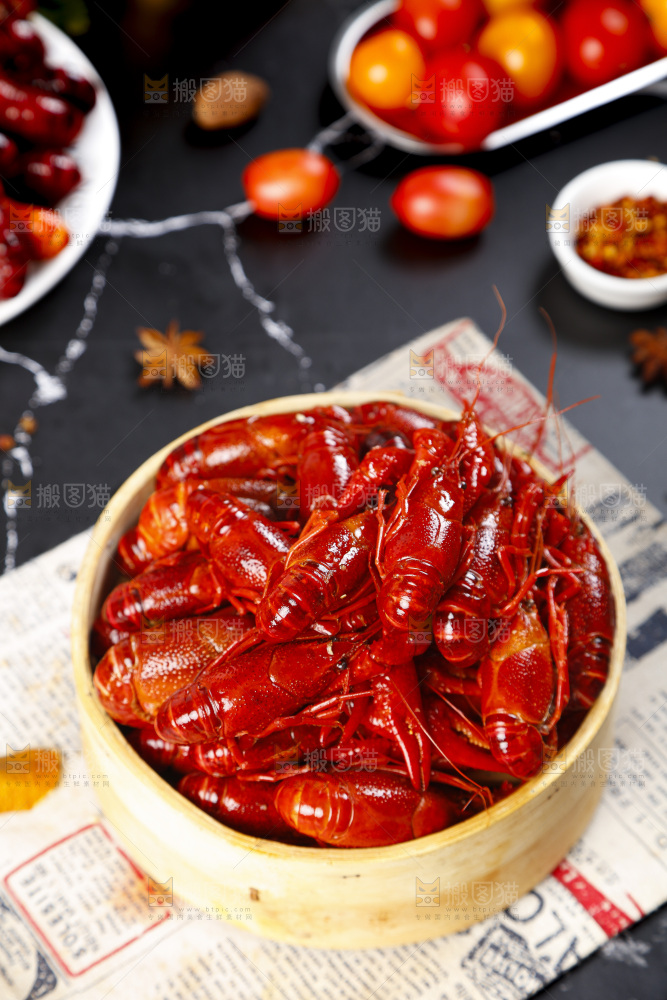 蒸笼里放着蒸虾