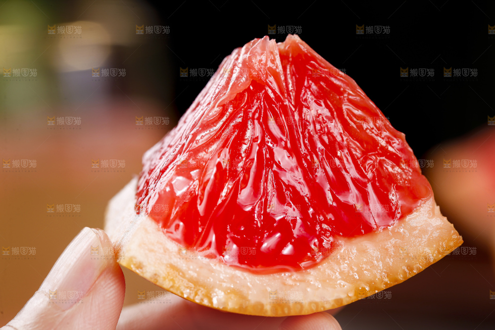 手里拿着南非红西柚