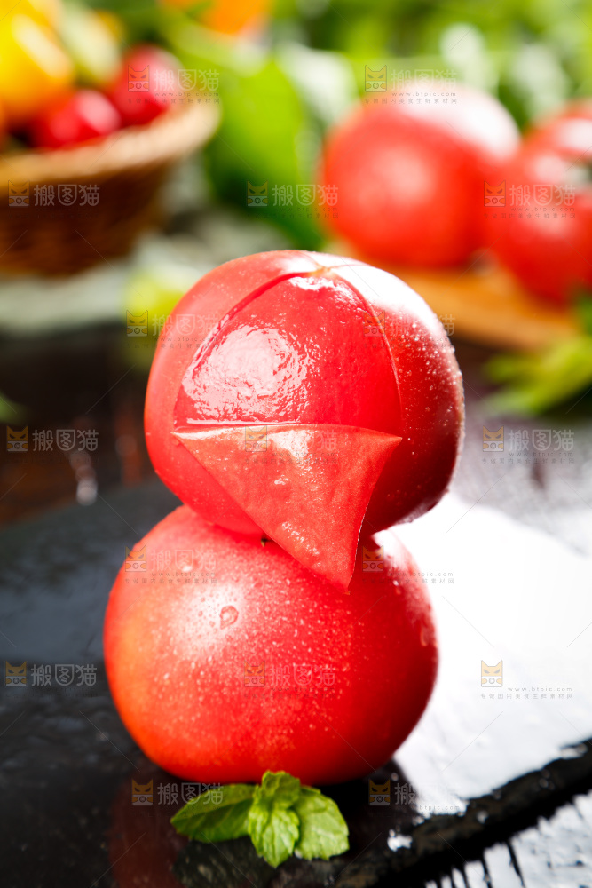 深底上放着番茄