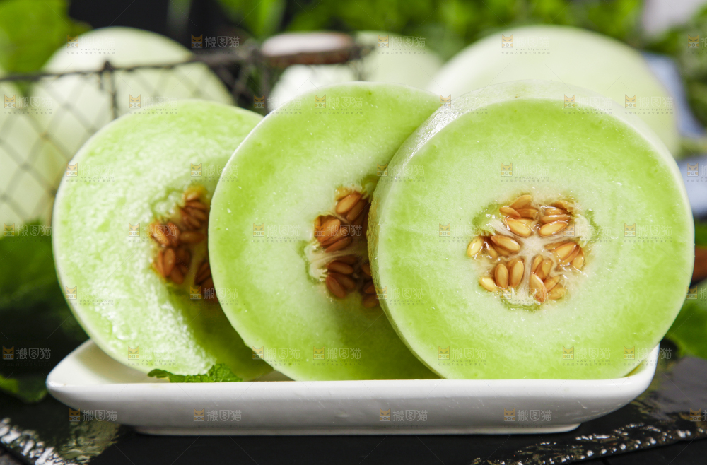 盘子里装着玉菇甜瓜