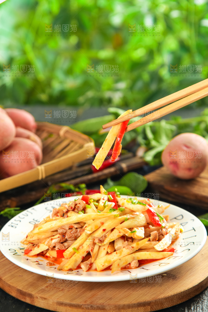 盘子里装着土豆炒肉