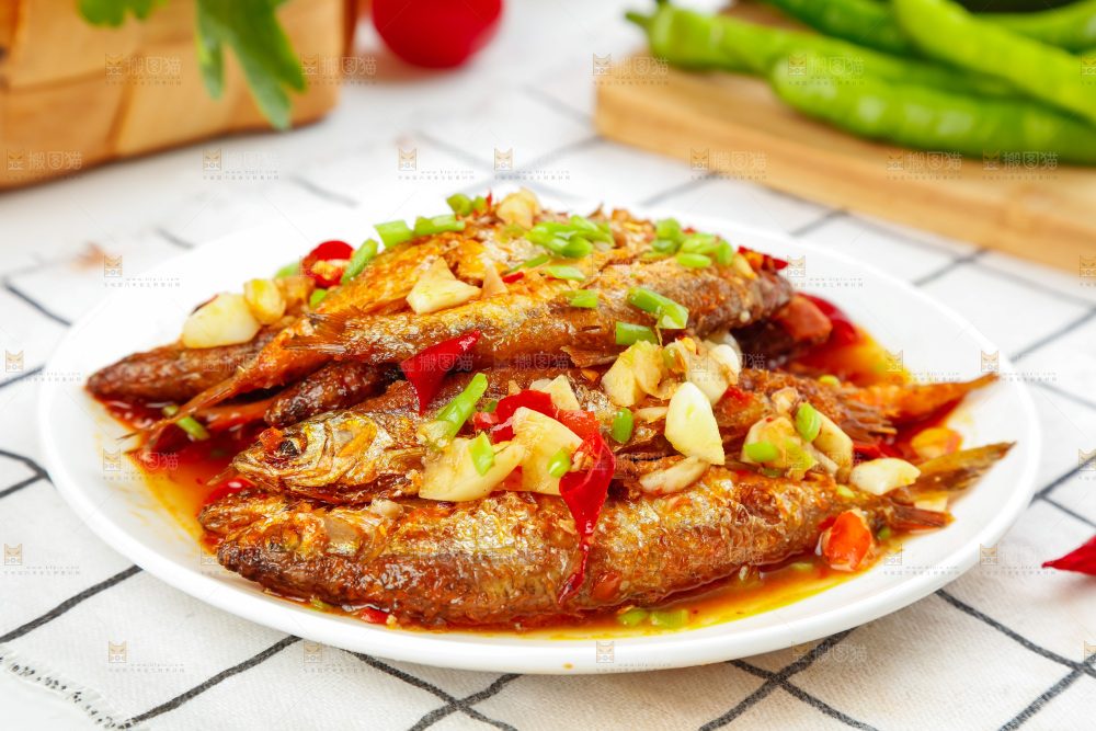 盘子里装着香煎小刁鱼