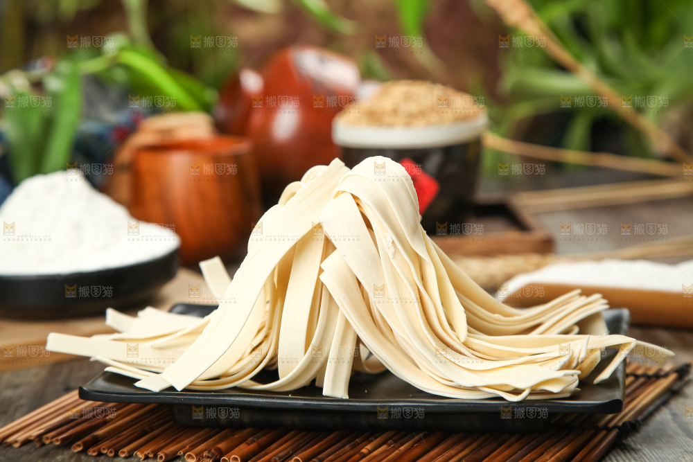盘子里装着宽面条