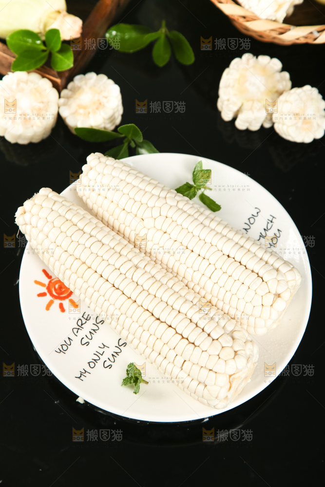 盘子里装着牛奶玉米