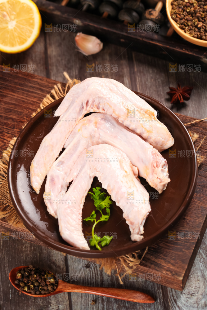 木板上放着一盘柠檬鸭翅