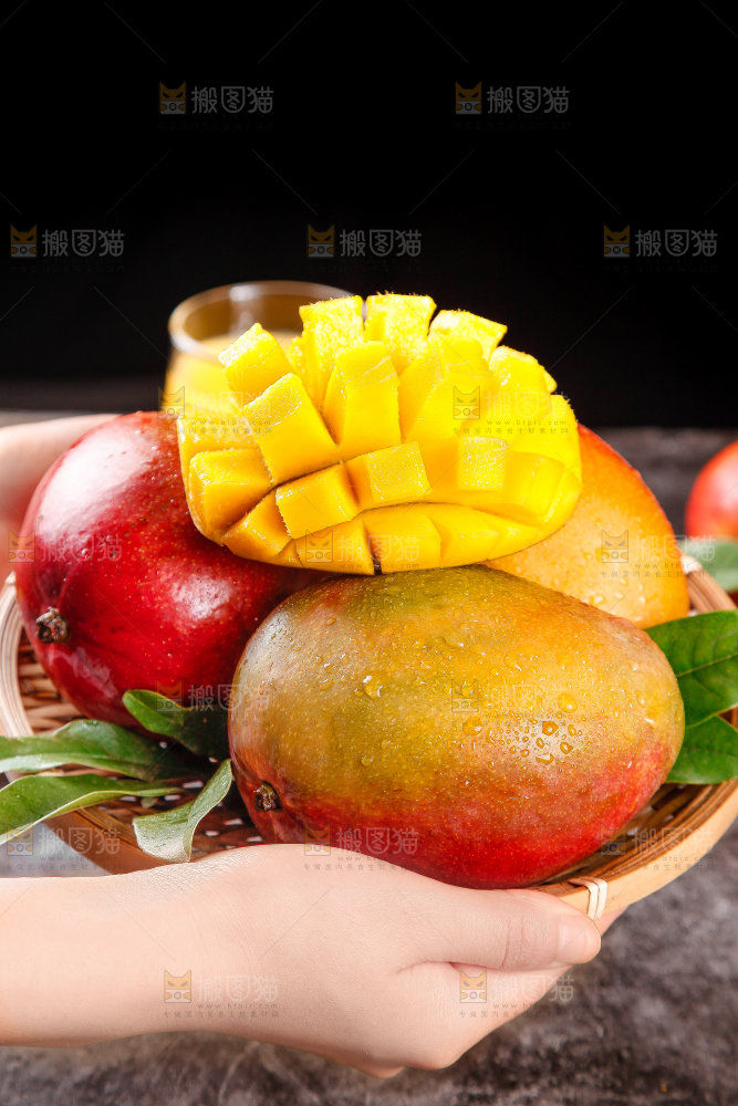 手里拿着爱文芒