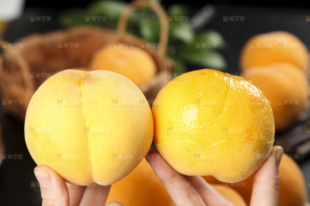 深底上放着新鲜黄桃