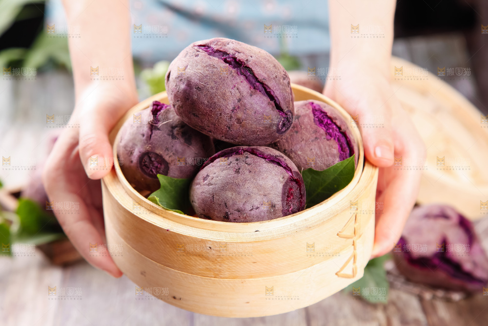 蒸笼里装着紫薯