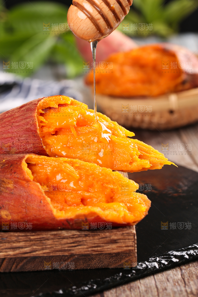 盘子里放着六鳌蜜薯