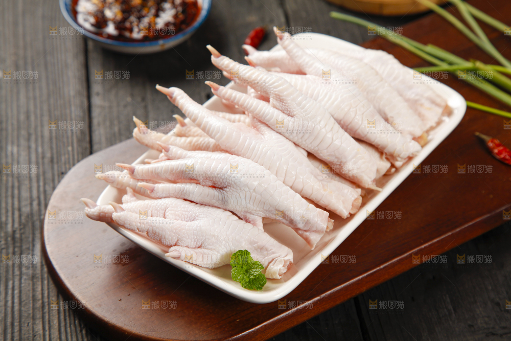 盘子里装着鸡脚