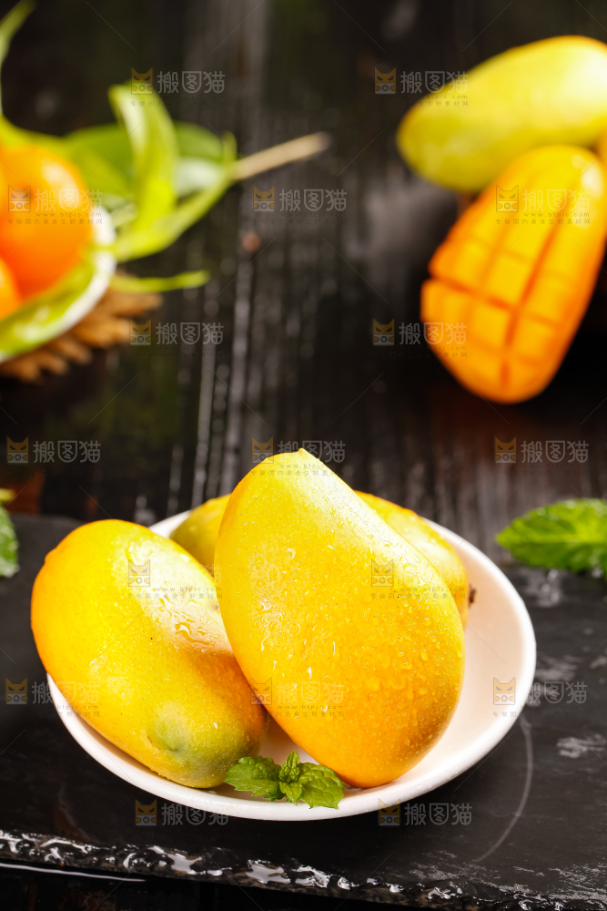 石板上放着一盘新鲜芒果