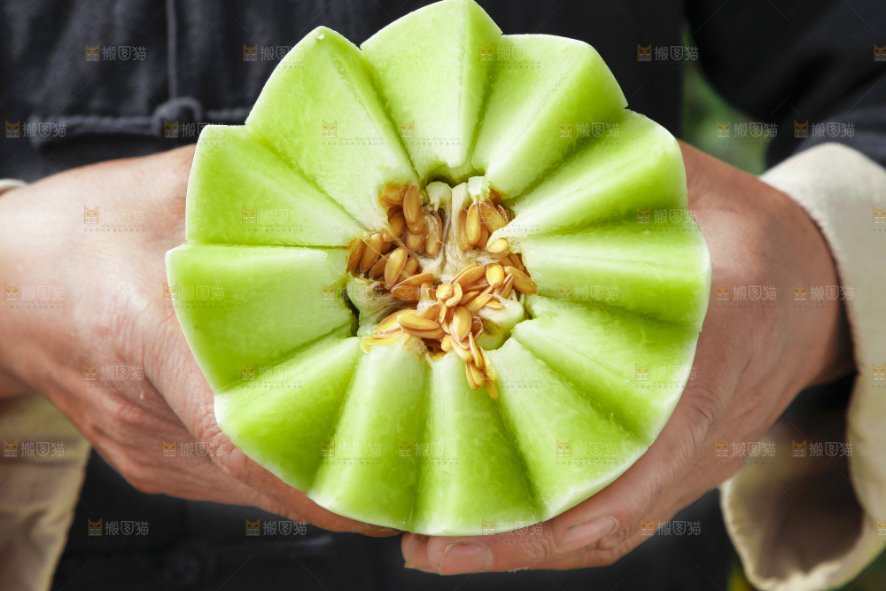 手里拿着玉菇香瓜