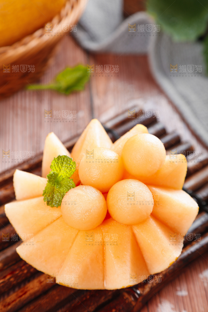 木底上摆放着黄皮哈密瓜