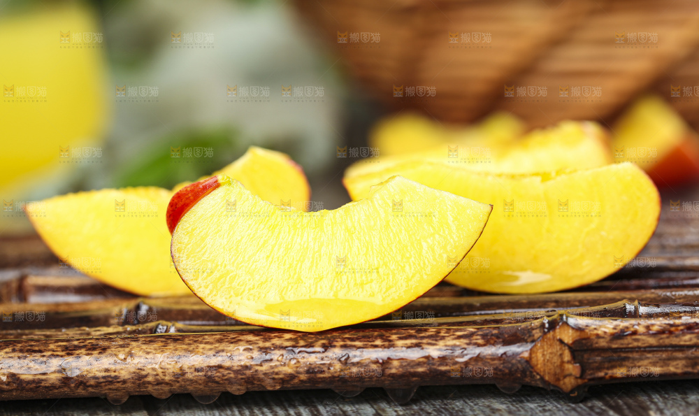 竹底上放着澳洲油桃