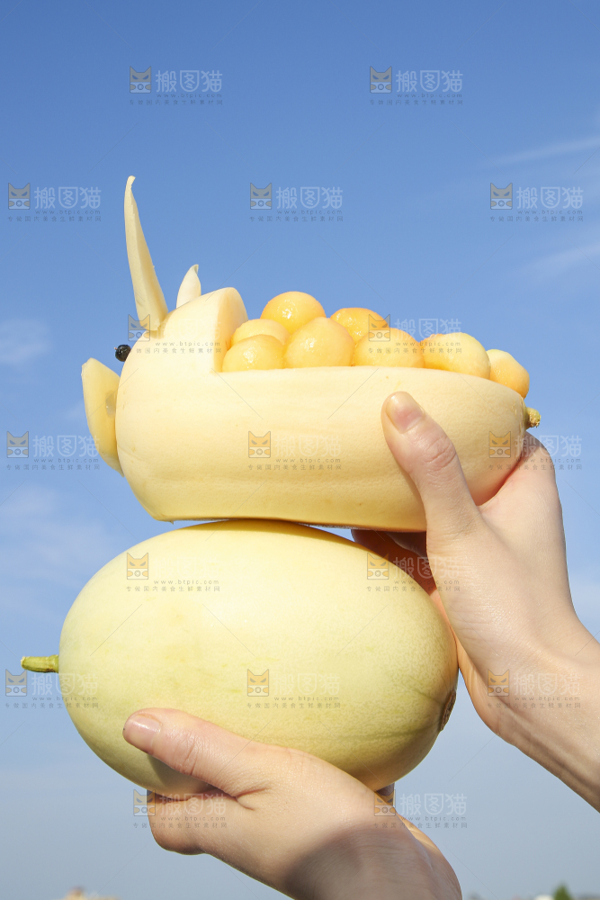 手里拿着东方蜜瓜