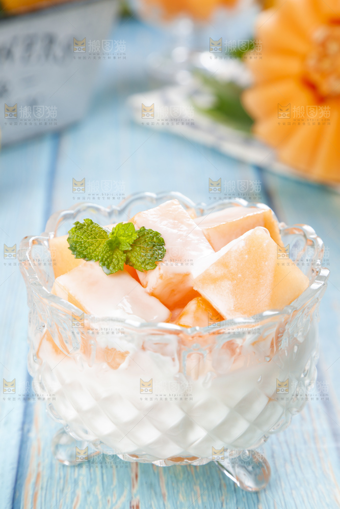 杯子里装着牛奶哈密瓜
