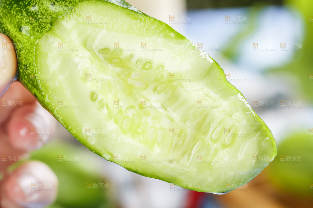手里拿着青瓜