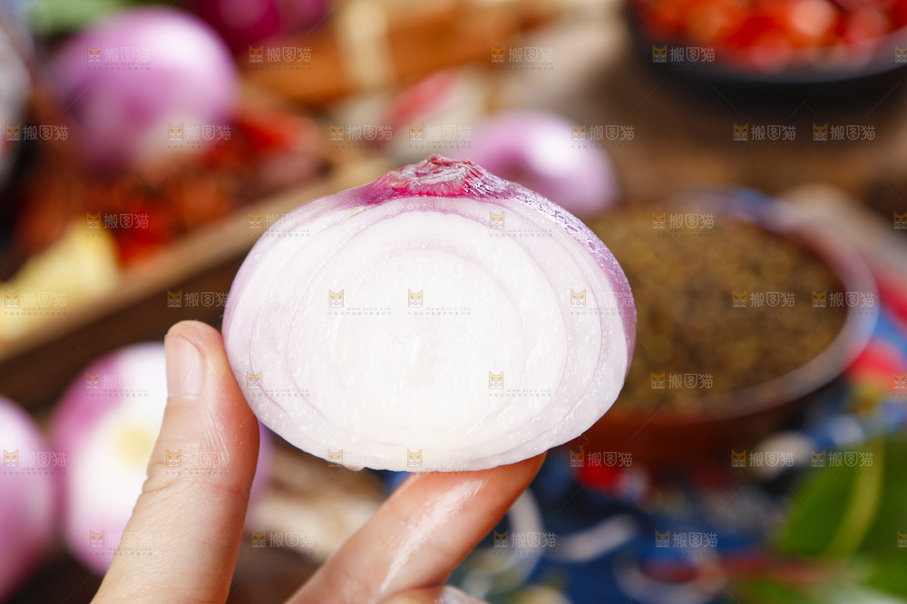 手里拿着新鲜洋葱