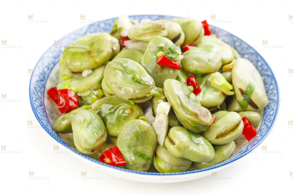 盘子里装着葱油蚕豆