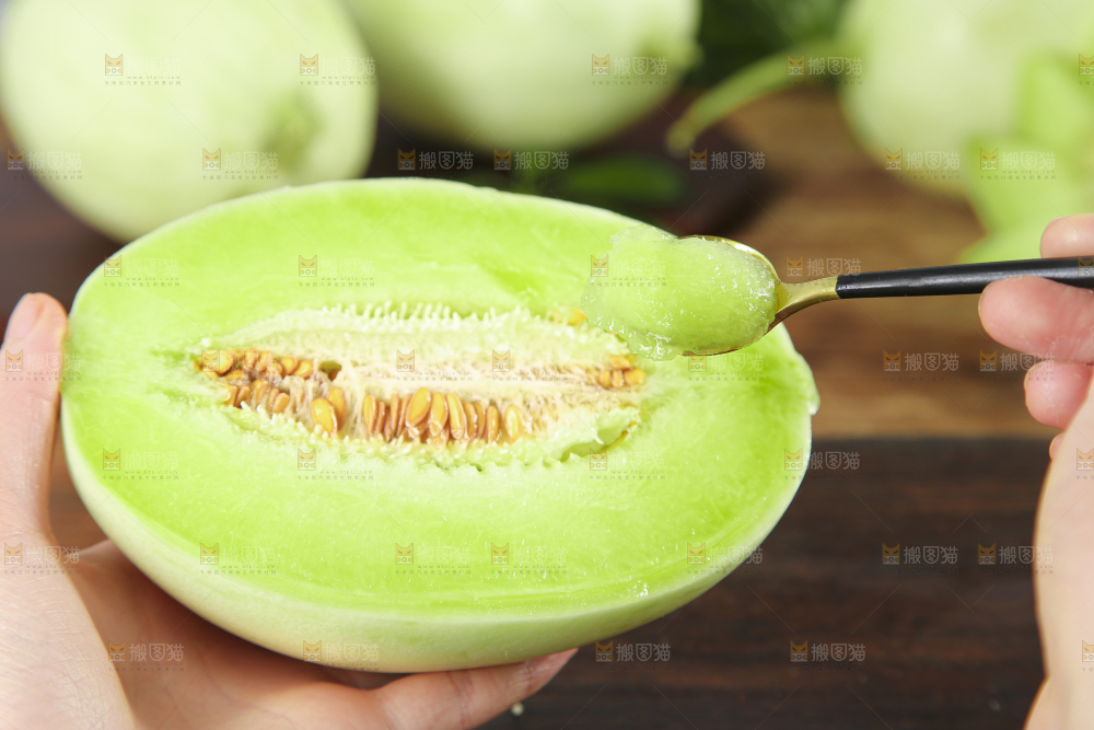 手里拿着玉菇香瓜