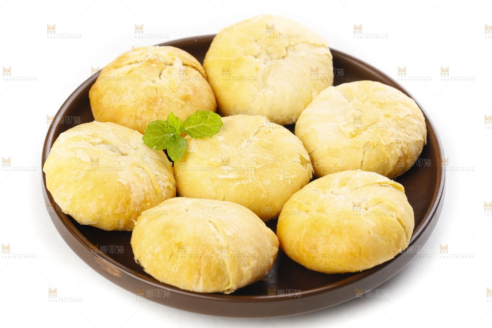 白底上摆放着一堆苏式月饼