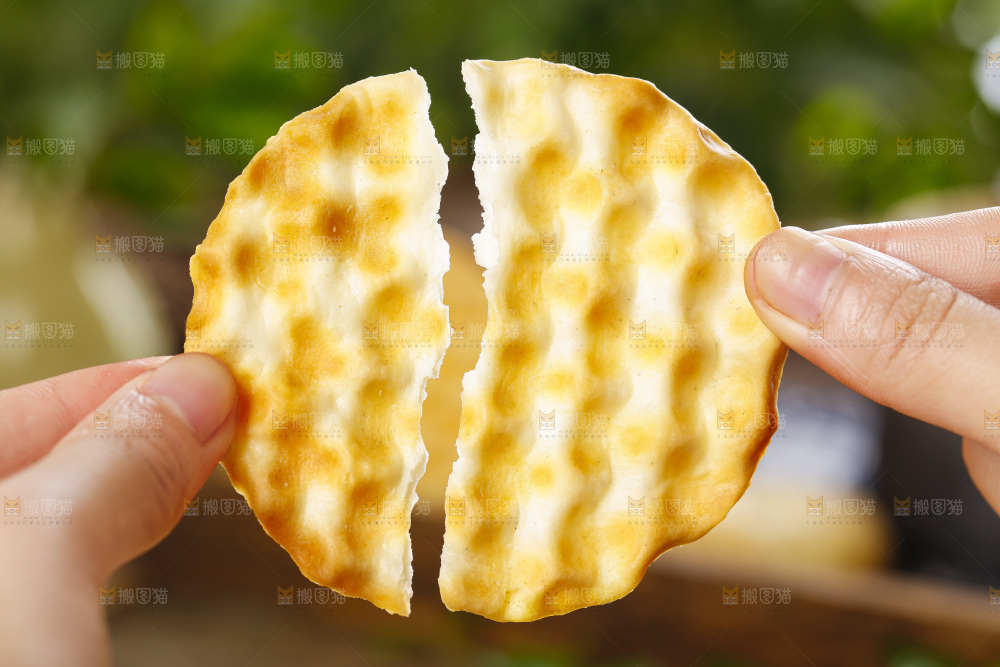 手里拿着石子馍