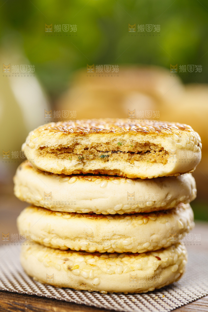 木板上放着胡麻饼