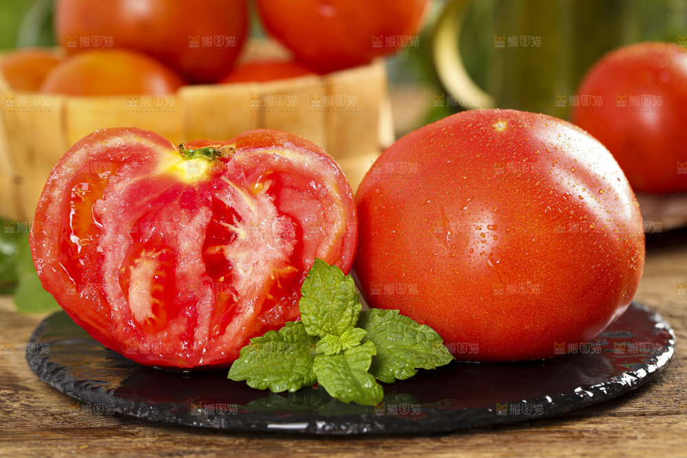 黑石板上放着露天沙瓤西红柿