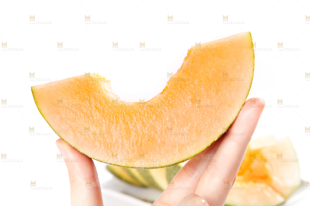 手里拿着一块哈密瓜