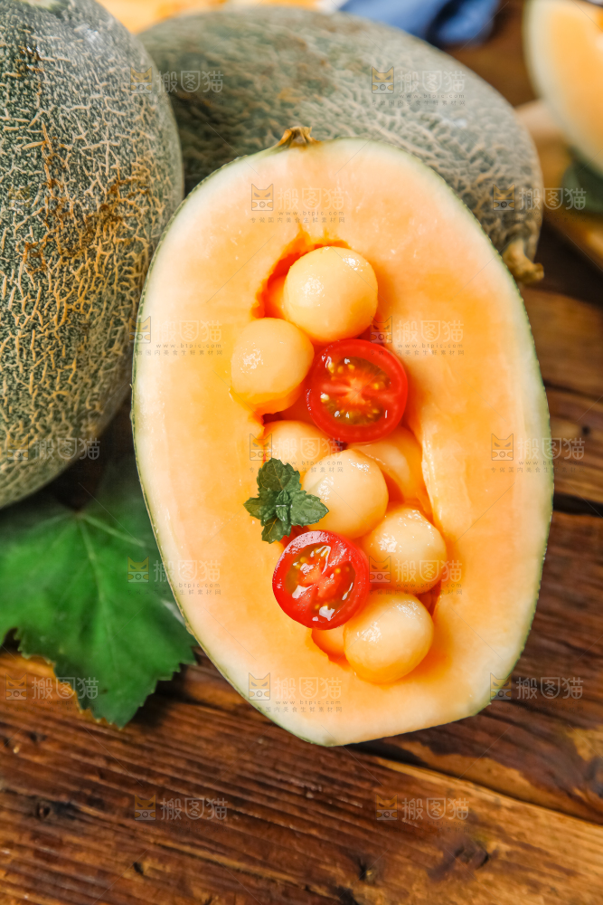 木底上摆放着网纹瓜