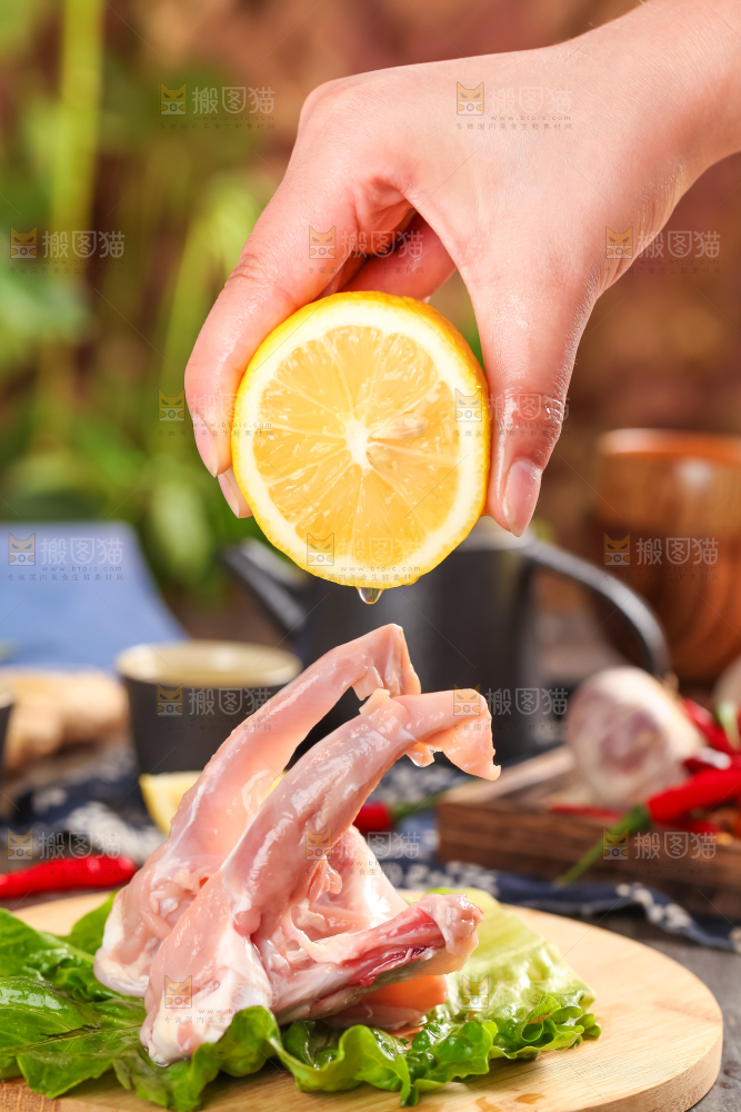 木板上放着鸭骨架