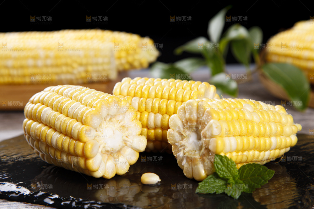 黑石板上放着冰糖玉米