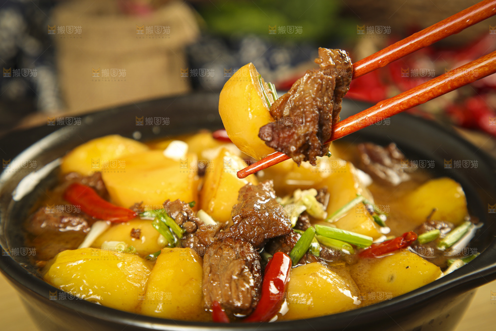 砂锅里装着土豆烧肉