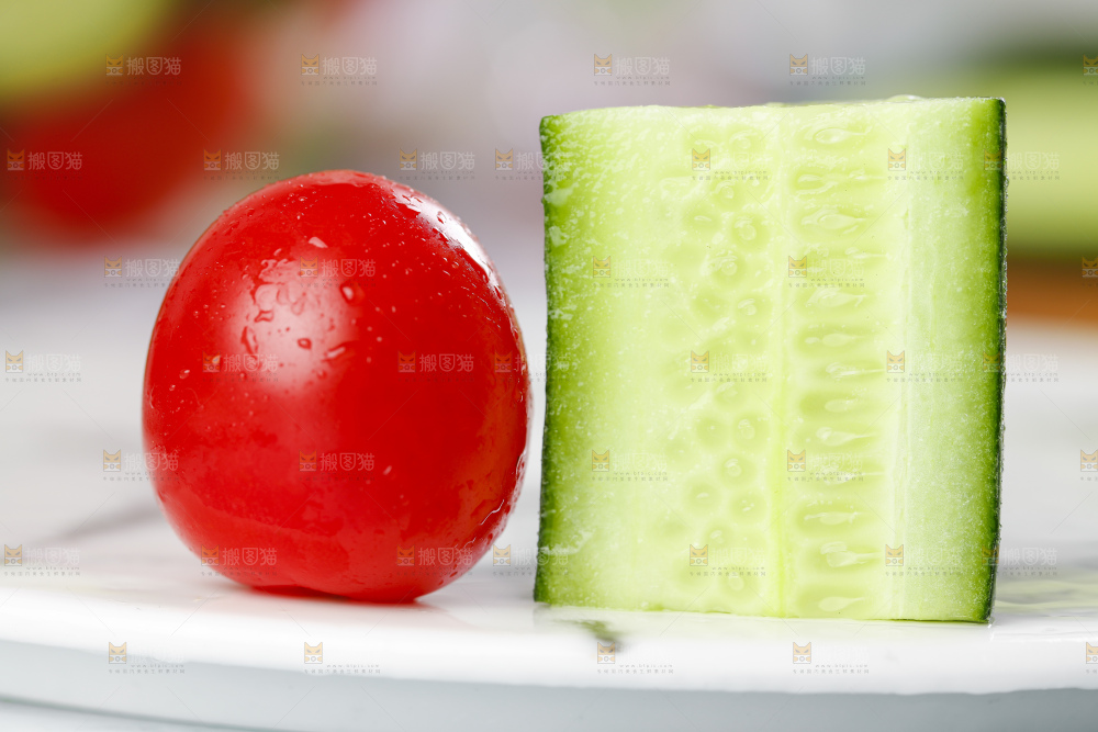 碟子里装着千禧圣女果