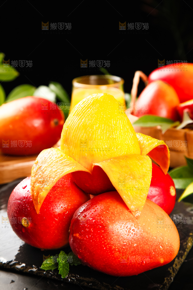 石板上的新鲜芒果