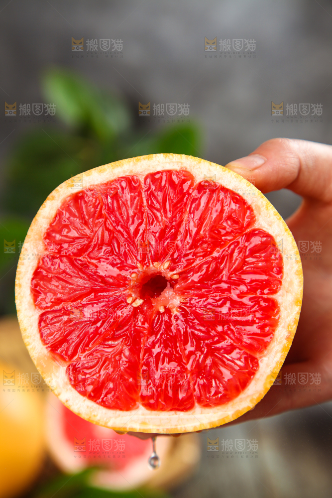 手上拿着南非西柚