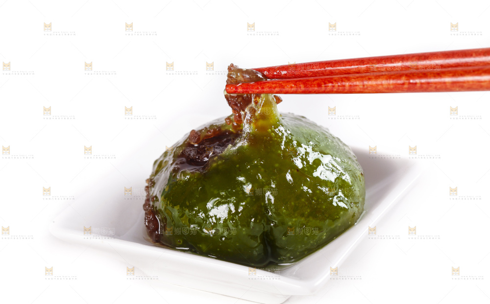 碟子里装着艾草青团