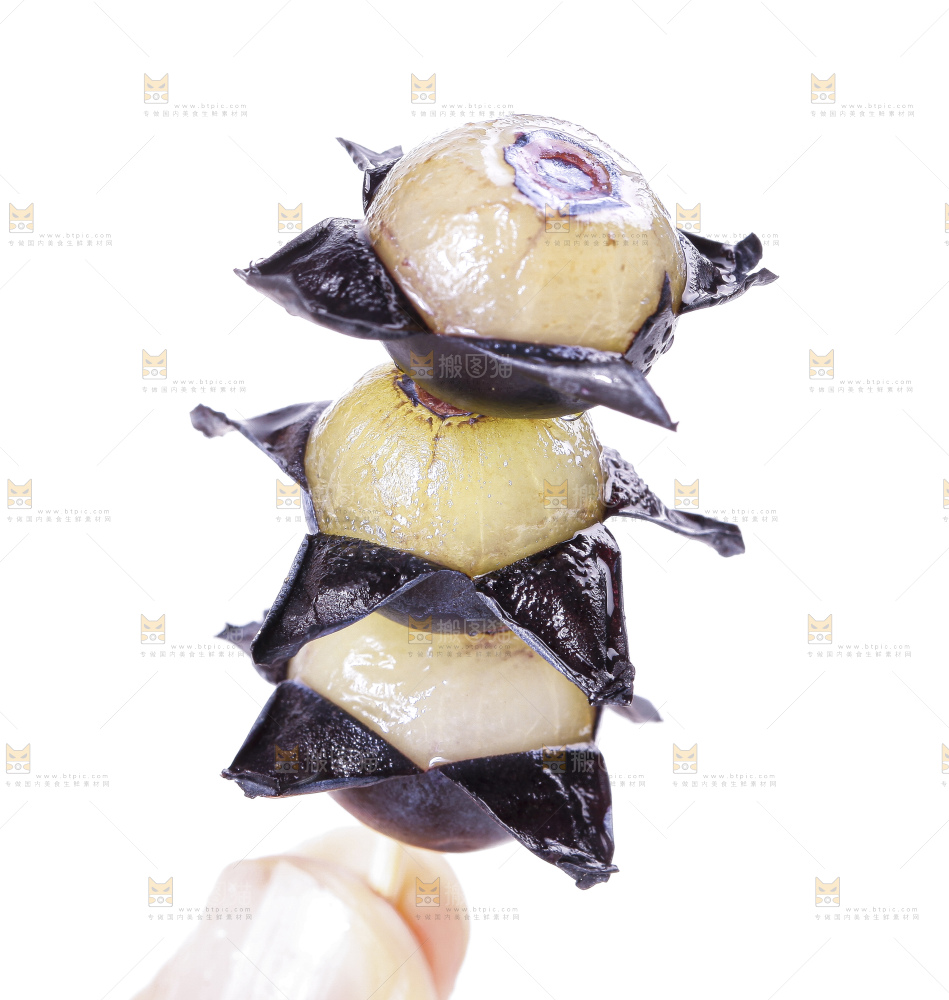 手里拿着蓝莓果