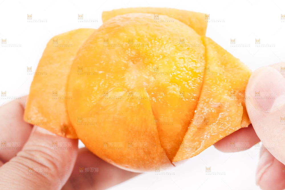 手里拿着枇杷果