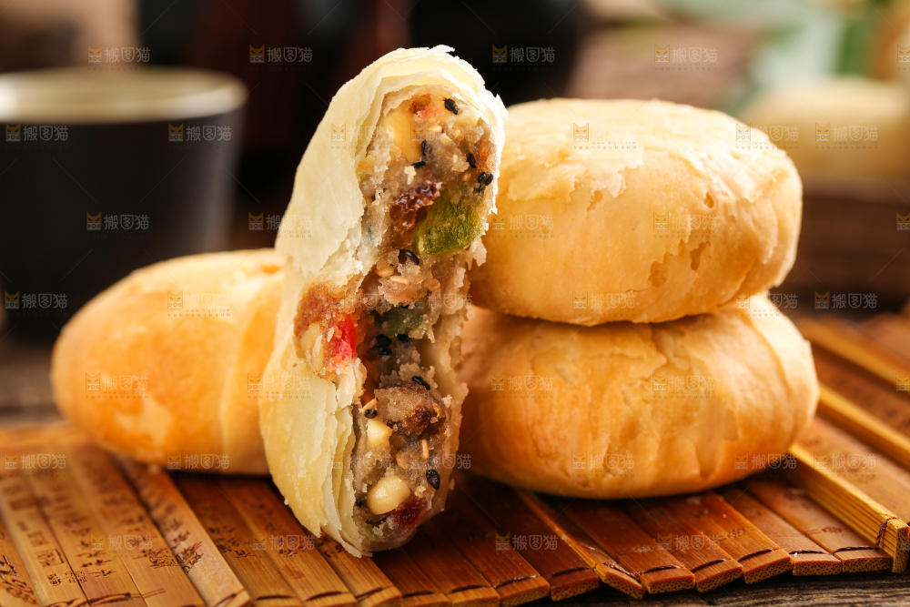 竹底上摆放着酥式月饼