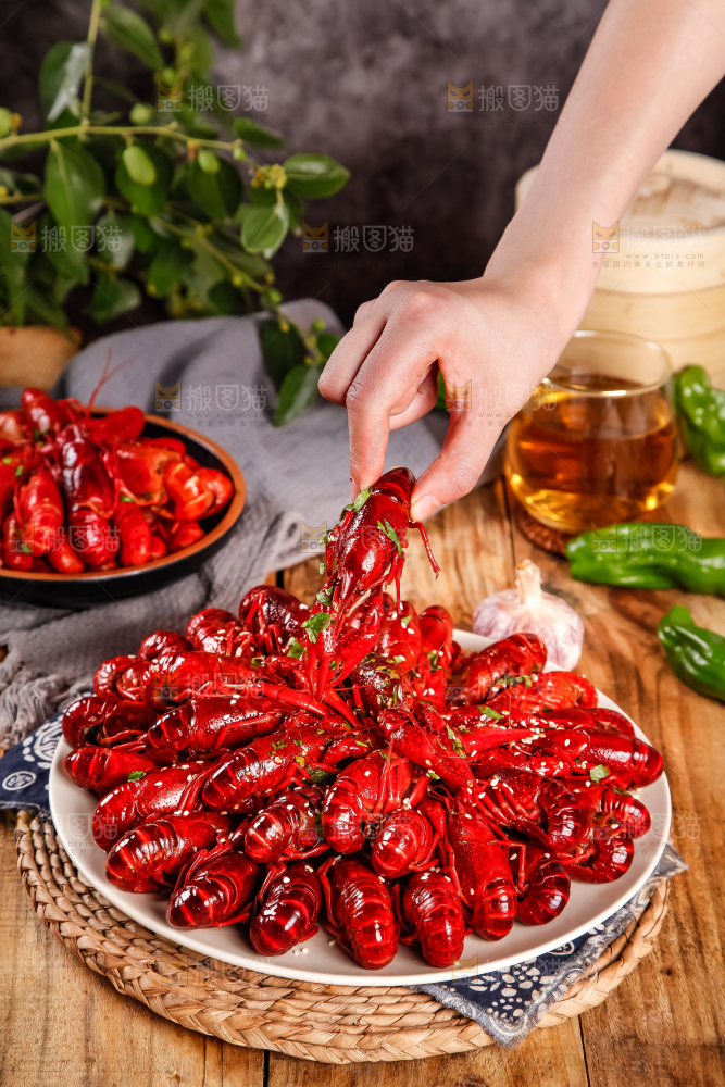 木板上摆着一盘香辣小龙虾
