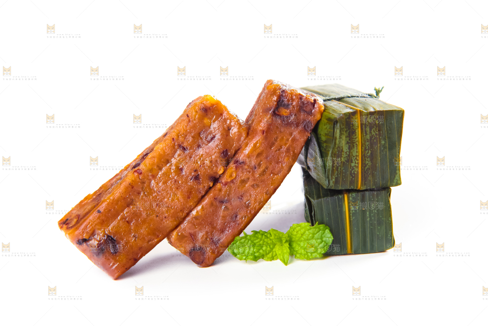 白底上摆放着竹叶糕