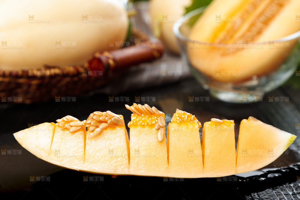 黑底上摆放着东方蜜甜瓜