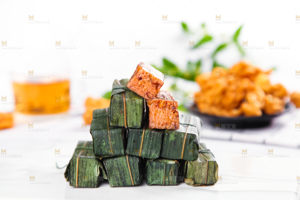 石板上摆放着竹叶糕