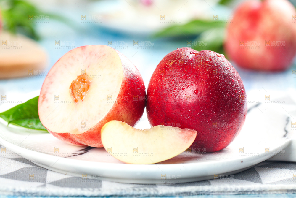 盘子里装着油桃子